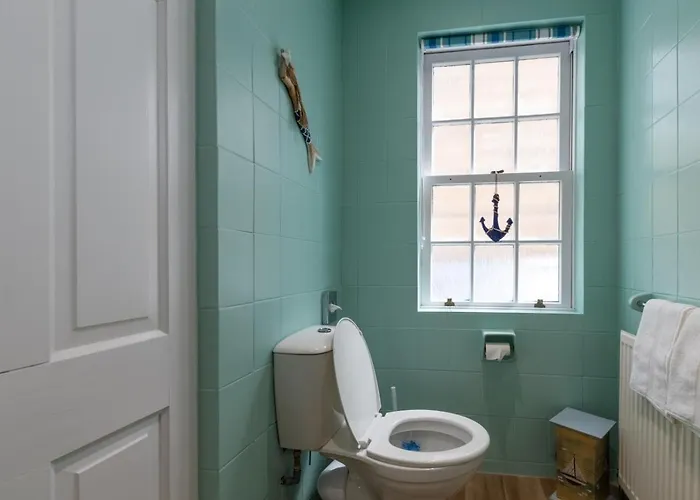 2 Bed In Oc-w050 * Whitby